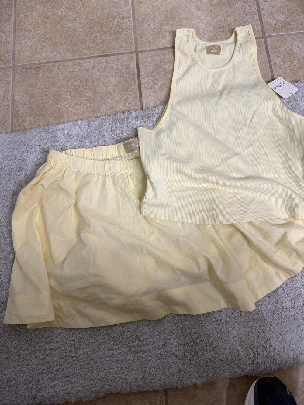 Free-est Milani  2 piece set Skirt and tank in banana cream, sz L, nwt💛